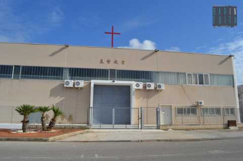 Una croce e sotto strani caratteri: a Bari c' la Chiesa Evangelica Cinese