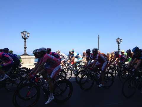Nel giorno di San Nicola il Giro d'Italia passa da Bari: le foto