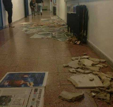 Istituto Giulio Cesare, crollano i soffitti e piove nelle aule: le immagini
