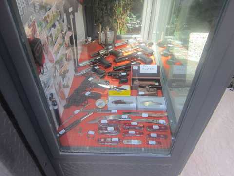 L'unica armeria di Bari: Non vendo bombe, ma pistole da 5mila euro
