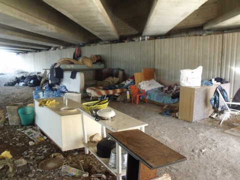 Bari, c'è una casa nascosta sotto il ponte di via Caldarola