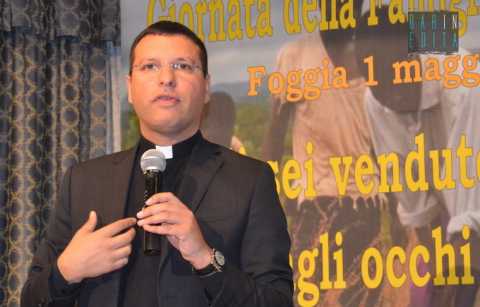 Don Merola, prete anticamorra: In Puglia la mafia dei colletti bianchi