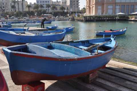 Il gozzo, antica e colorata barca a remi: Una moglie per i pescatori