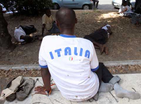 Bari, via Cairoli: immigrato si recide le vene davanti a un ufficio pubblico