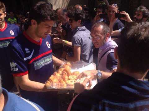 Bari, i giocatori offrono la colazione ai tifosi in coda per il biglietto: video