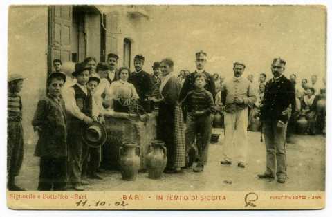 Bari, Puglia Teatro: proiezione di foto d'epoca con