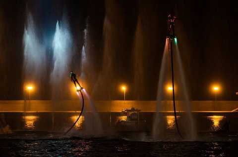 Bari, per l'inaugurazione delle Fiera esibizioni serali di ''flyboarding'' sul lungomare