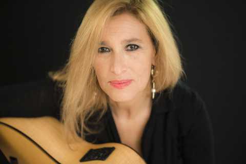 Bari, Feltrinelli: Grazia Di Michele presenta il suo nuovo album 