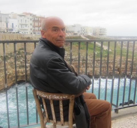 Guido ''il Flâneur'', il poeta che scrive versi sulle porte di Polignano