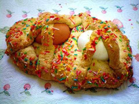 A Pasqua c' la "scarcella", il dolce tradizionale di Bari: Ma in pochi la comprano