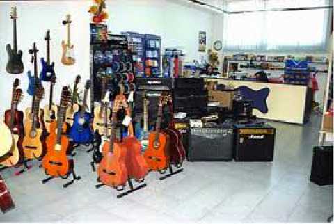 A Bari 7 negozi di strumenti musicali, ma ormai si acquista sul web