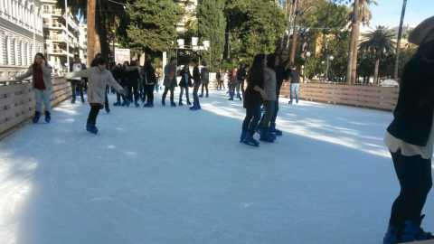 Bari, ''Il lago ghiacciato'': pista di pattinaggio in piazza Umberto I