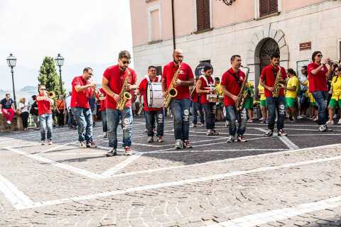 Bari, la QuattroperQuattro street band in concerto nei quartieri del centro 