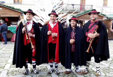 Bari, Natale a Carbonara: nel centro storico zampognari, musica e balli