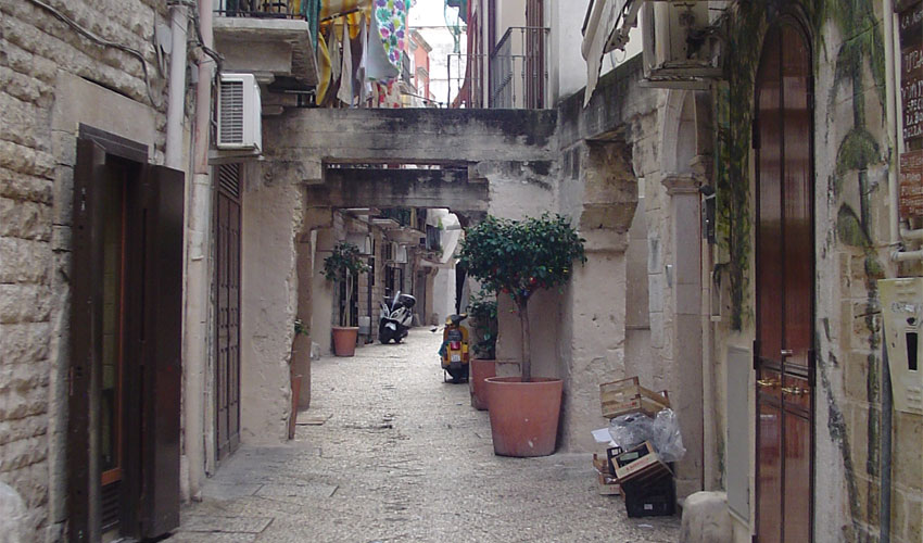 Spacciare erba a bari vecchia: «basta un nome di donna, quello ... Bari centro storico