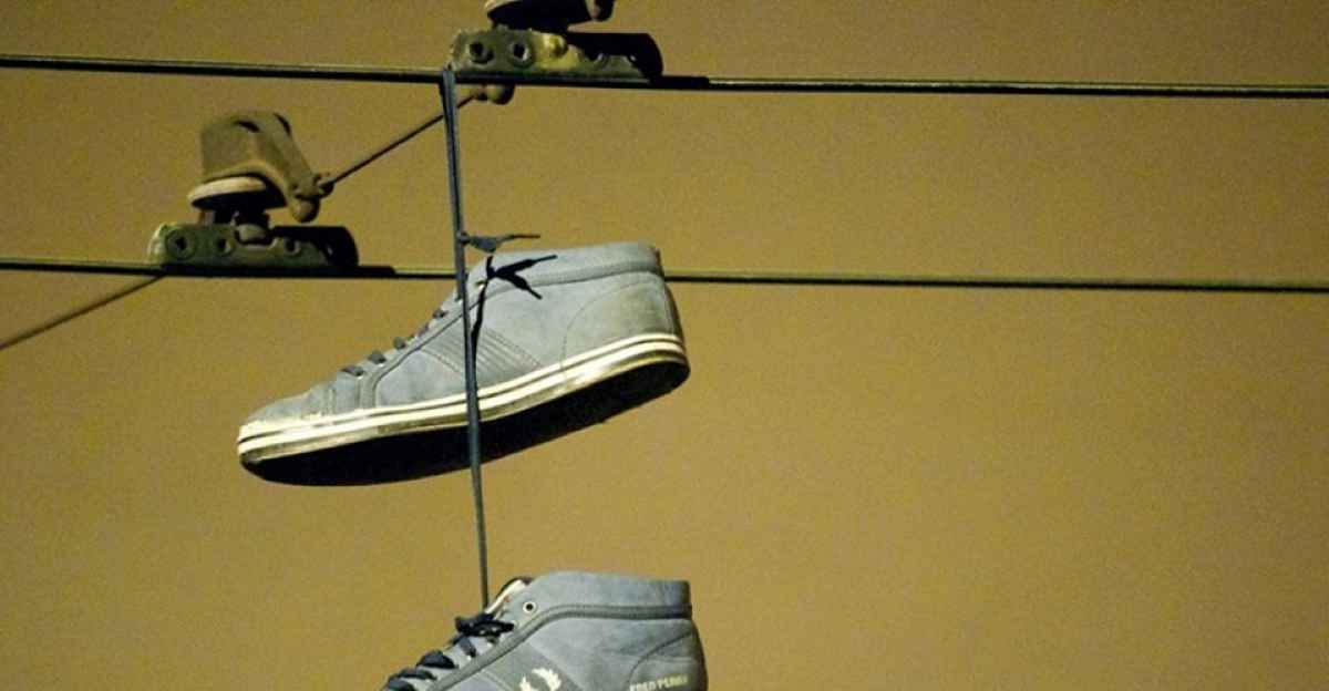 converse bianche intrecciate significato