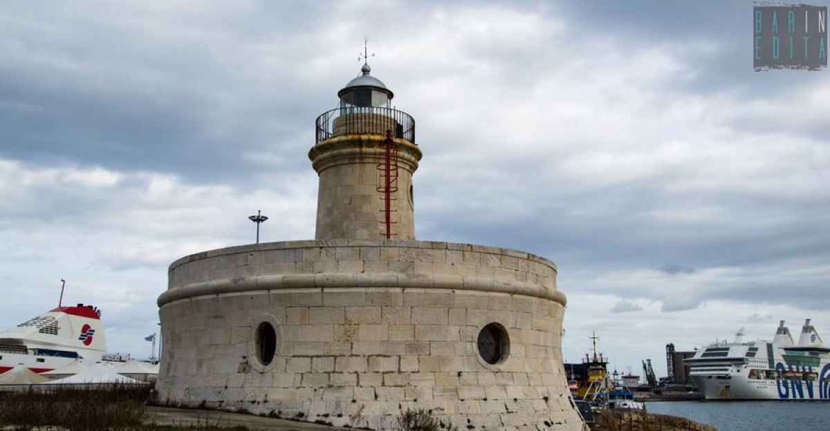 Il Porto Di Bari Citta Nella Citta Con I Suoi Abitanti Il Suo