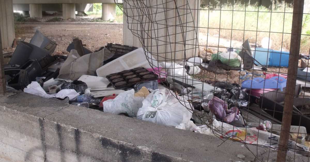 Japigia, discarica di televisori sotto il ponte. Ma mica � facile smaltirli