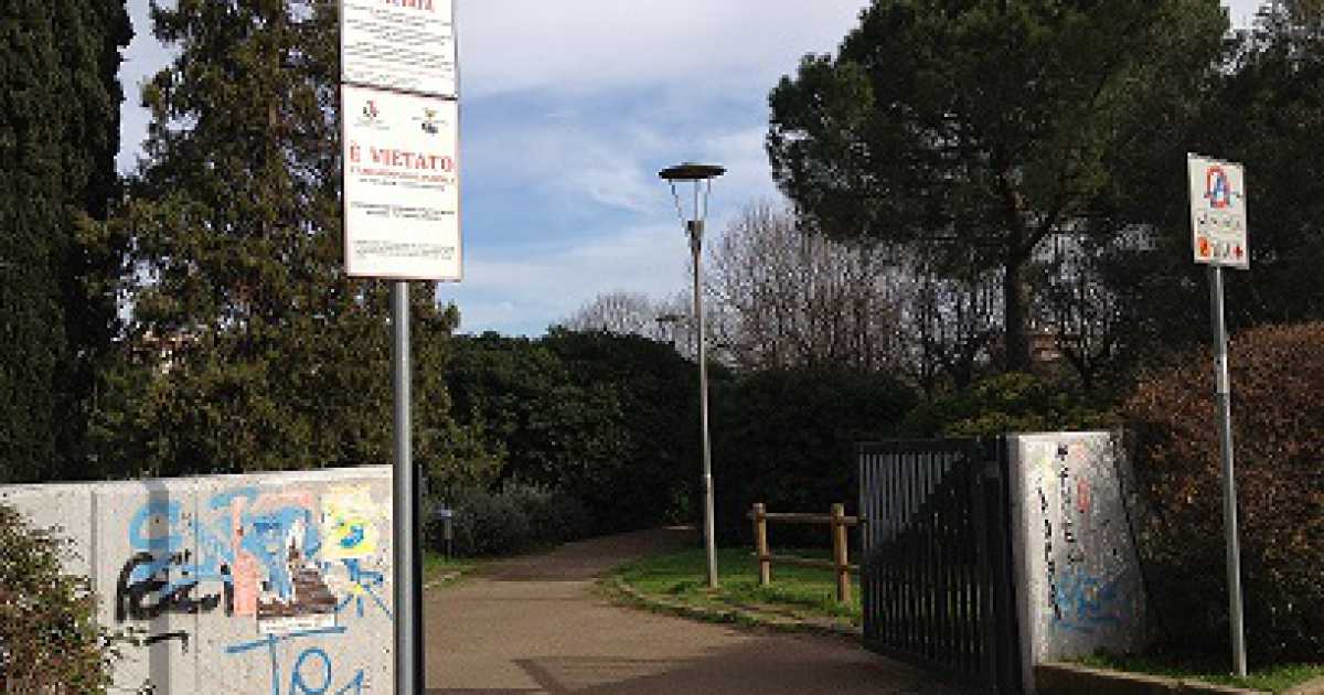 Il Comune apre i parchi ai cani, ma i ''bisognini'' rimangono sull'erba