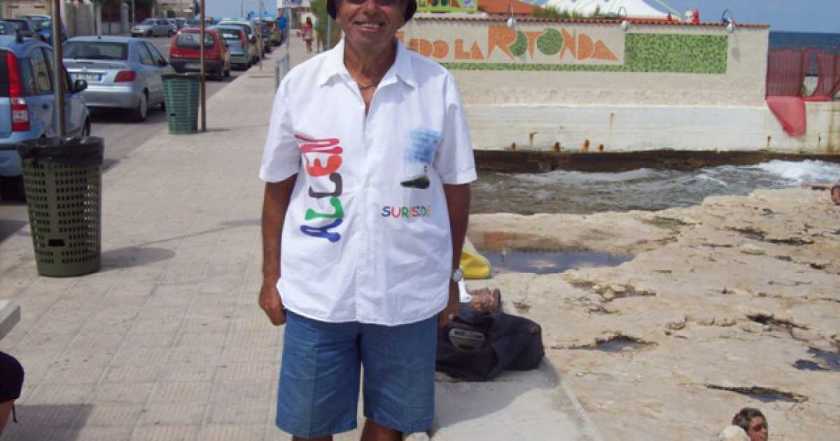 Santo Spirito: ecco Carlo, il 70enne che ogni giorno balla in spiaggia. Video
