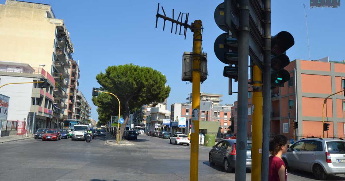 Bari: un'antenna nel bel mezzo della strada, ma nessuno sa a cosa serve