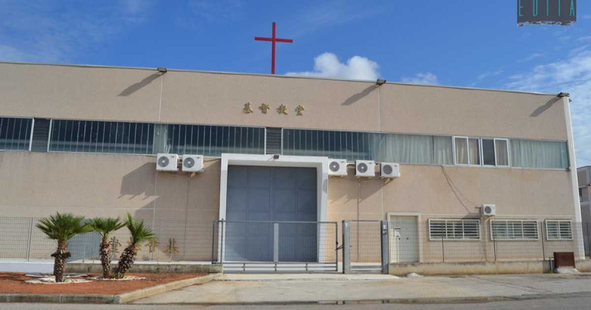 Una croce e sotto strani caratteri: a Bari c'� la Chiesa Evangelica Cinese