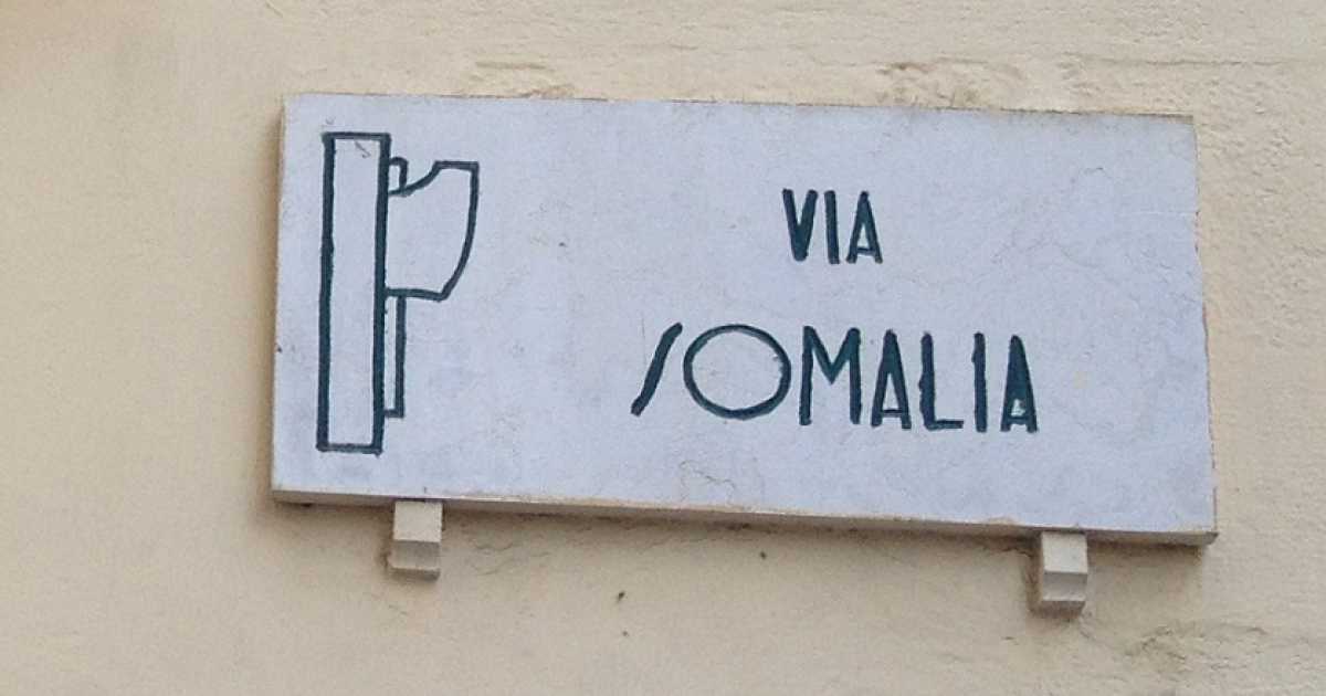 Restaurato il fascio sulla targa di via Somalia. E' opportuno?