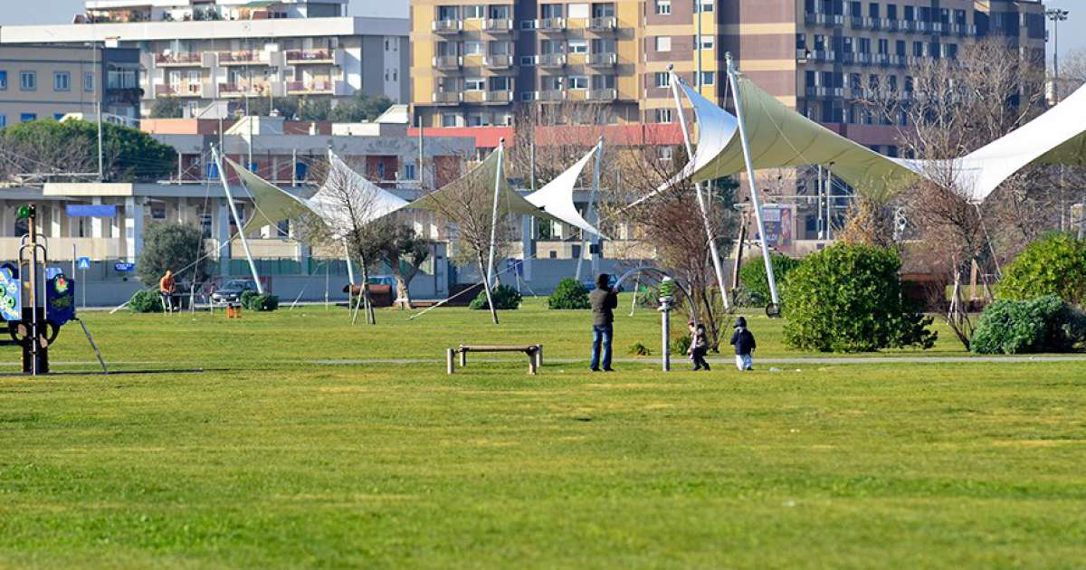 Le due facce di Parco Perotti: di giorno le giostre, di sera le prostitute