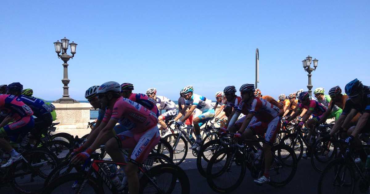 Nel giorno di San Nicola il Giro d'Italia passa da Bari: le foto
