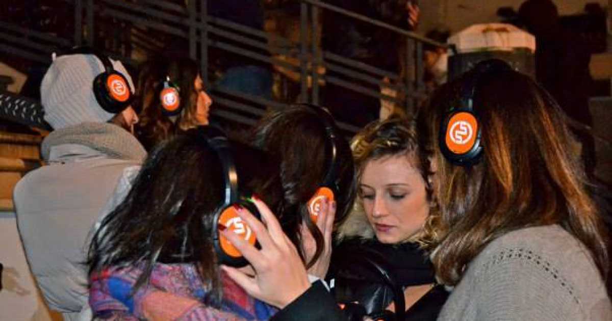 I silent party, le feste dove ognuno ascolta la musica che vuole: in cuffia