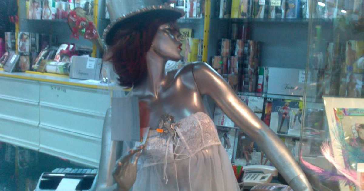 L'unico sexy shop di Bari: �Qui vengono tutti, non siamo pi� un tabu�