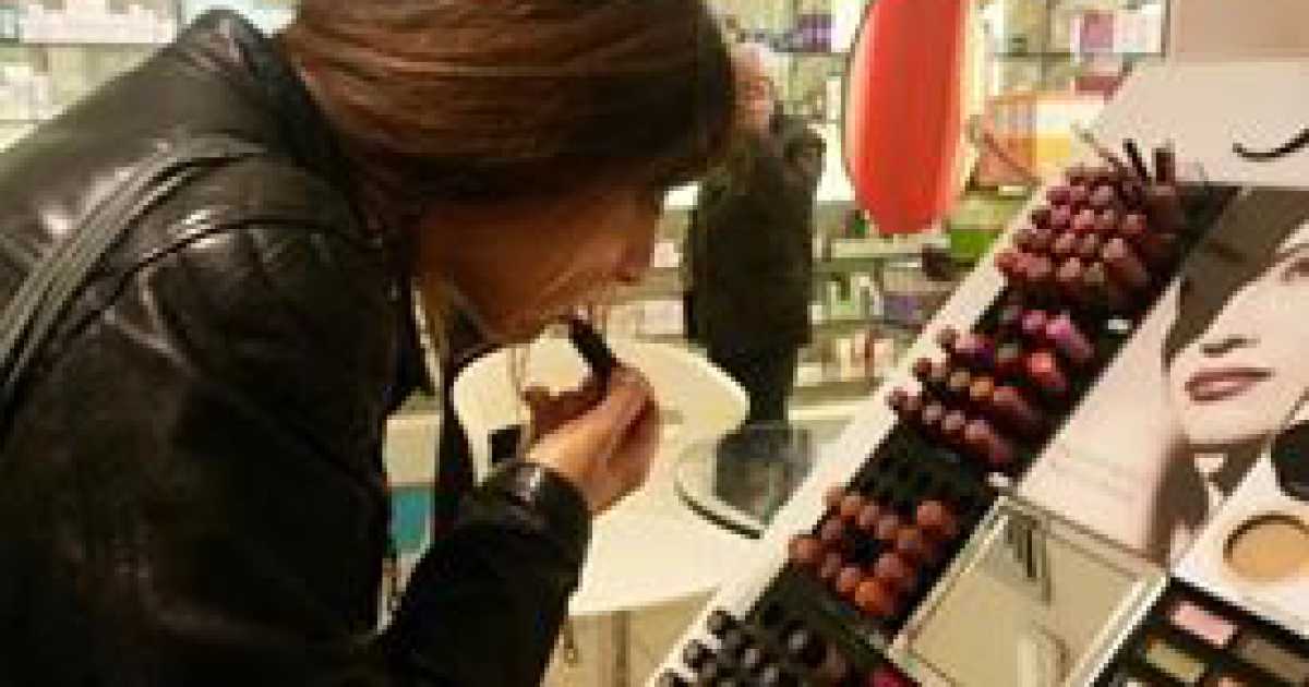 L'arte di truccarsi di nascosto in profumeria: �Cos� siamo pronte per uscire�