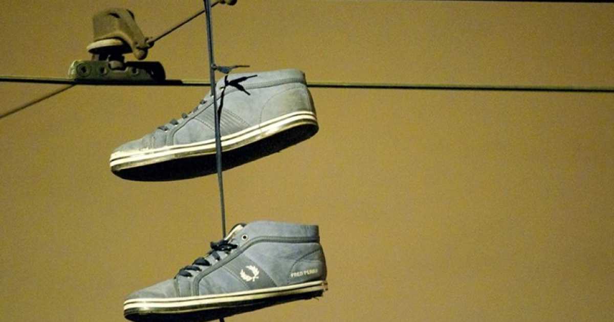 Il mistero delle scarpe appese sui fili elettrici: c'� di mezzo la droga?