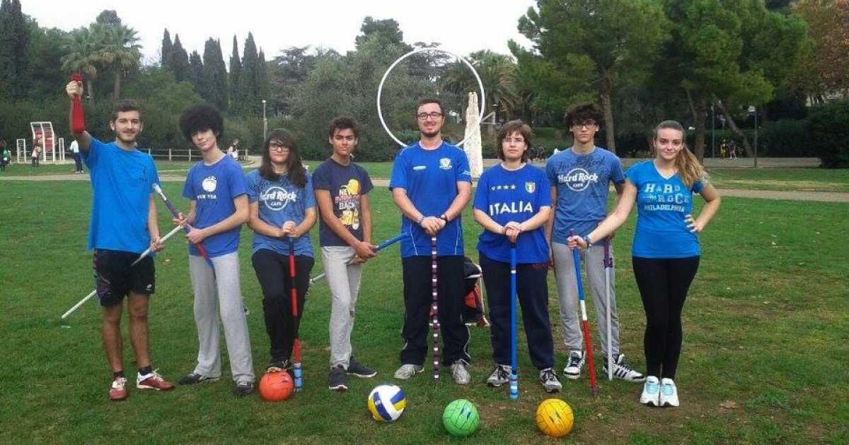 Harry Potter a Bari: a cavallo di scope magiche c'� il ''quidditch babbano''