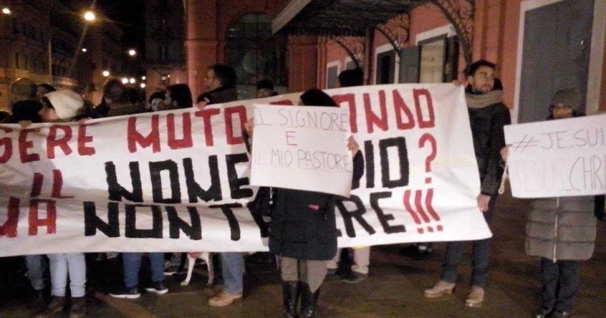 Teatro Petruzzelli, proteste e preghiere contro lo spettacolo su Ges�