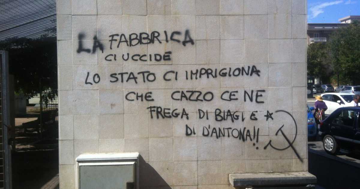 Bari, frase che inneggia al terrorismo scritta su un muro della citt�