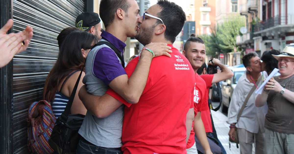 Chiesa Russa, ''baci gay in luogo pubblico'' contro la legge di Putin 