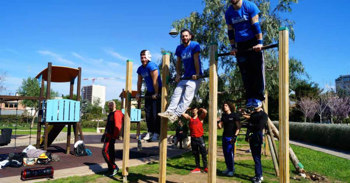I ''Baristhenics'': 30 ragazzi che volteggiano su tubi, pali e muri della citt�