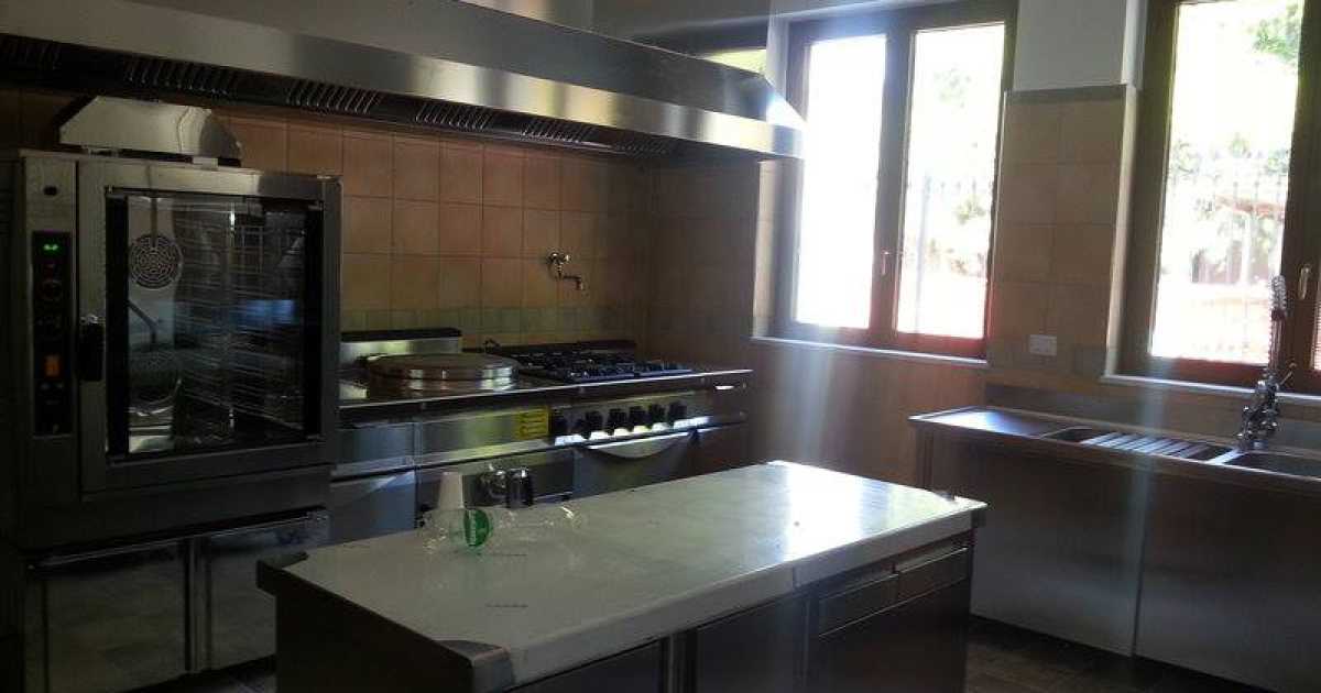 Bari, c'� sempre pi� povert�: aperta una nuova mensa sociale. Le immagini