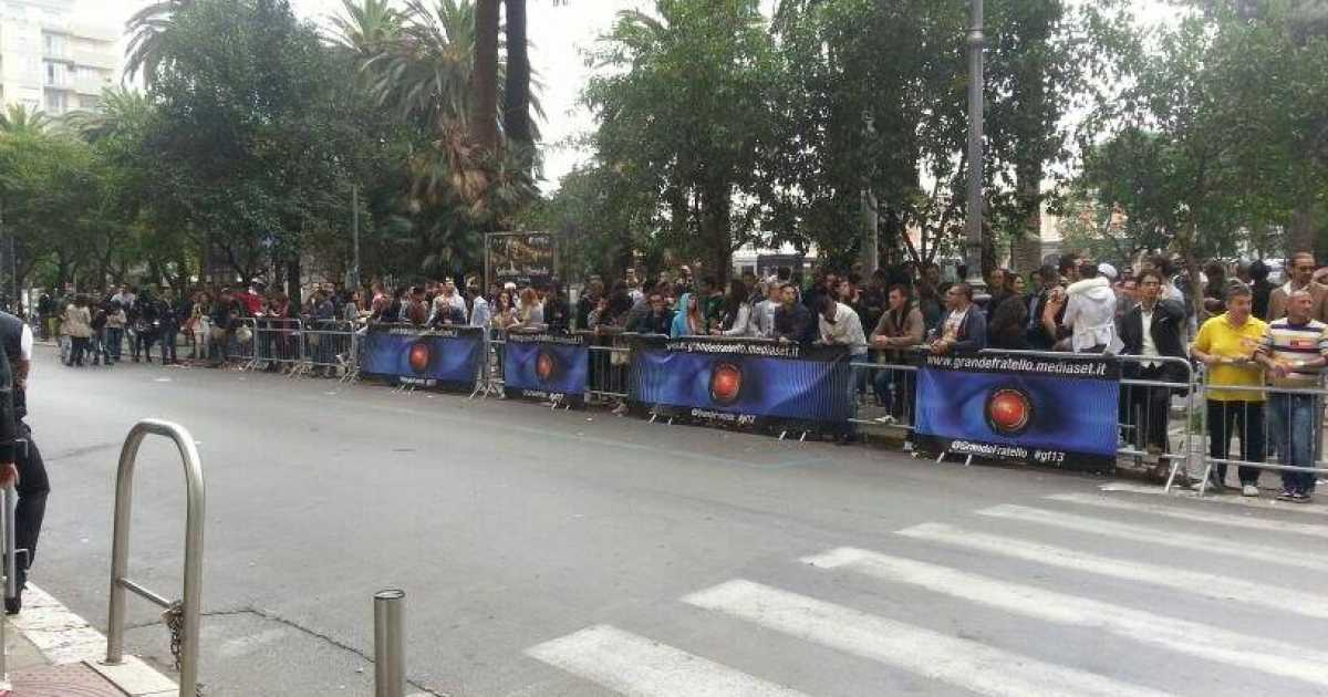 Bari, in migliaia in fila per le selezioni del Grande Fratello: le foto