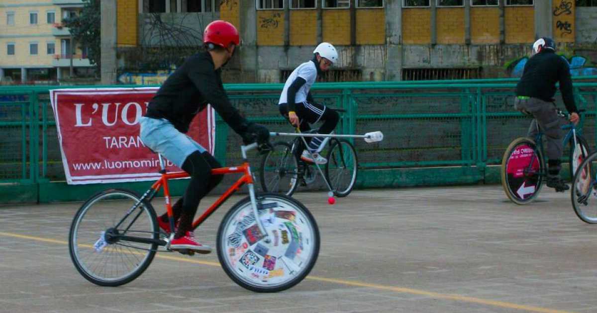 Il Bike Polo, sulle bici cercando di ''segnare'': a Corato c'� una squadra