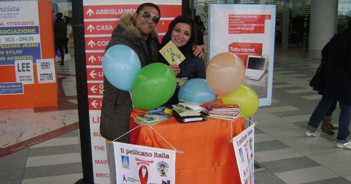 Via Sparano, giovani chiedono soldi per i malati di Aids: truffa? 