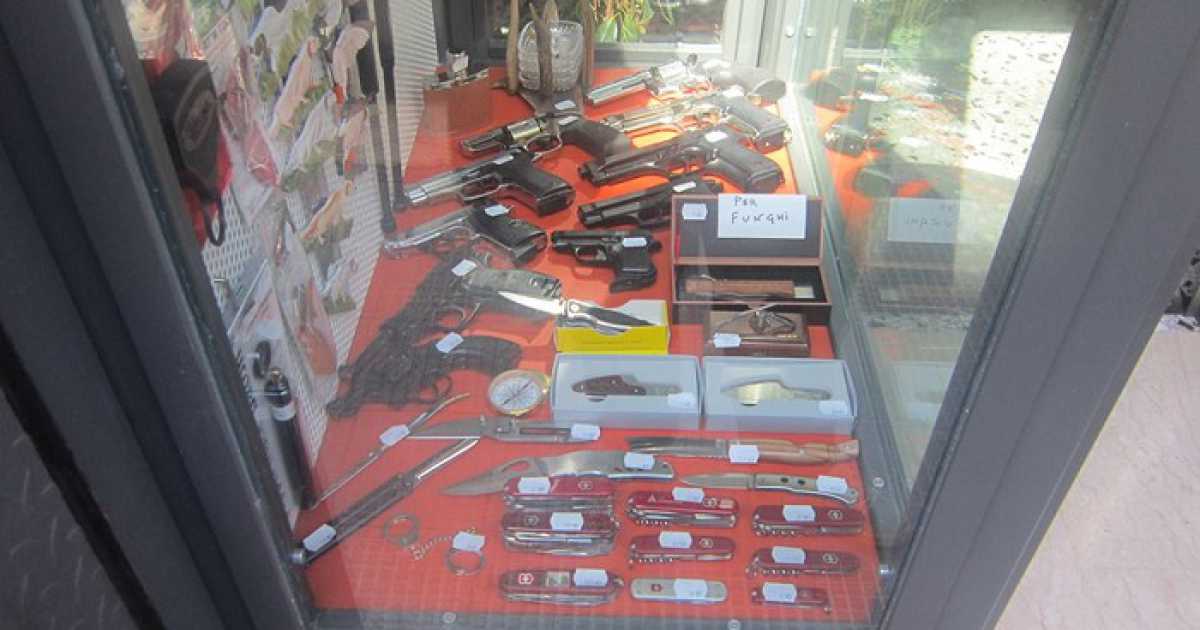 L'unica armeria di Bari: �Non vendo bombe, ma pistole da 5mila euro�