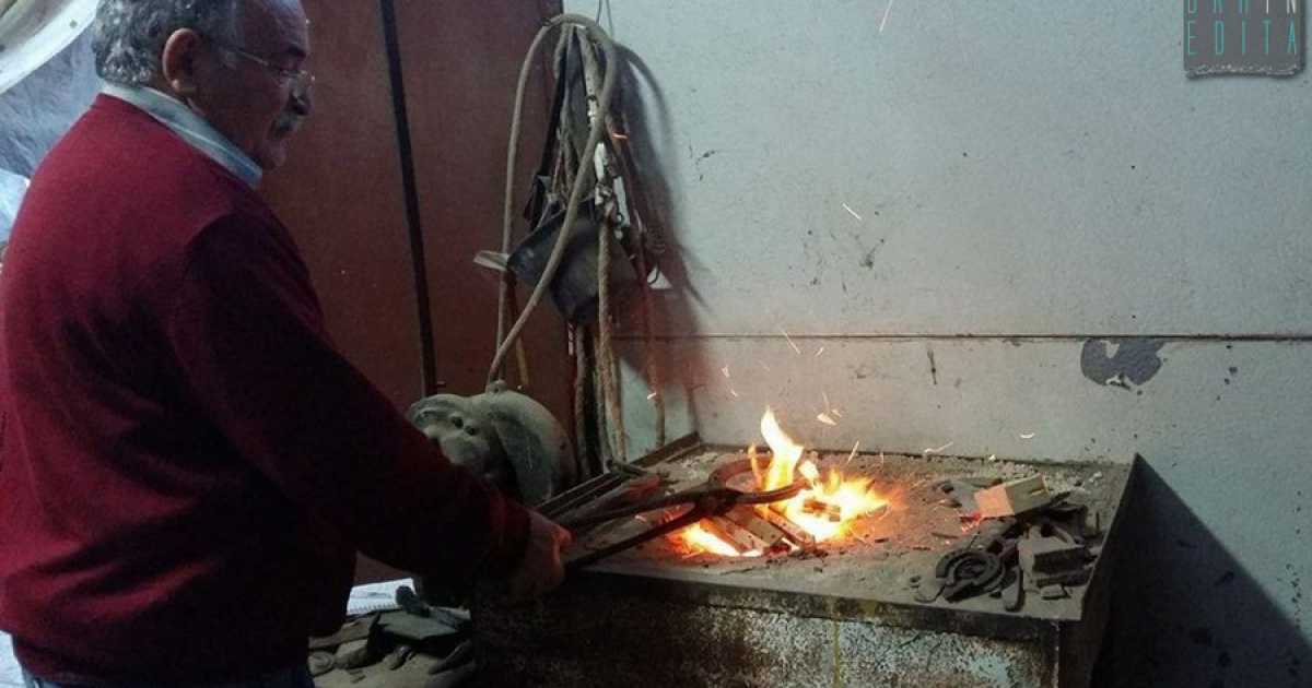 Bari, l'antico mestiere del maniscalco: �Forgiamo i ferri dei cavalli da generazioni�