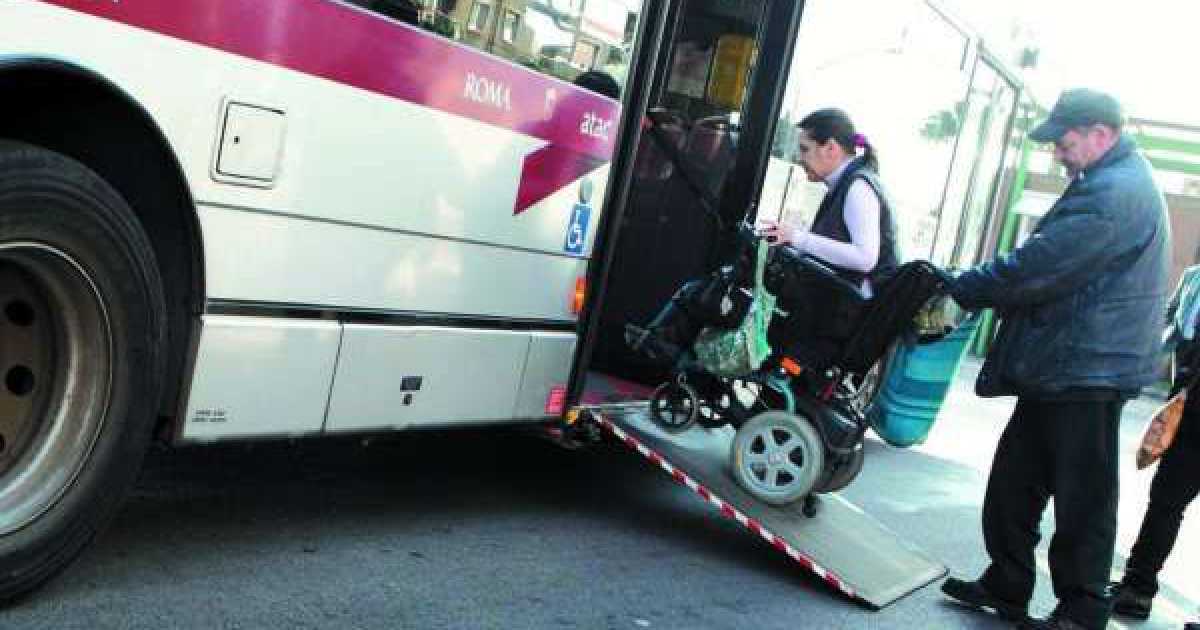 Bari, gite negate ai disabili in carrozzina: i bus non hanno le pedane