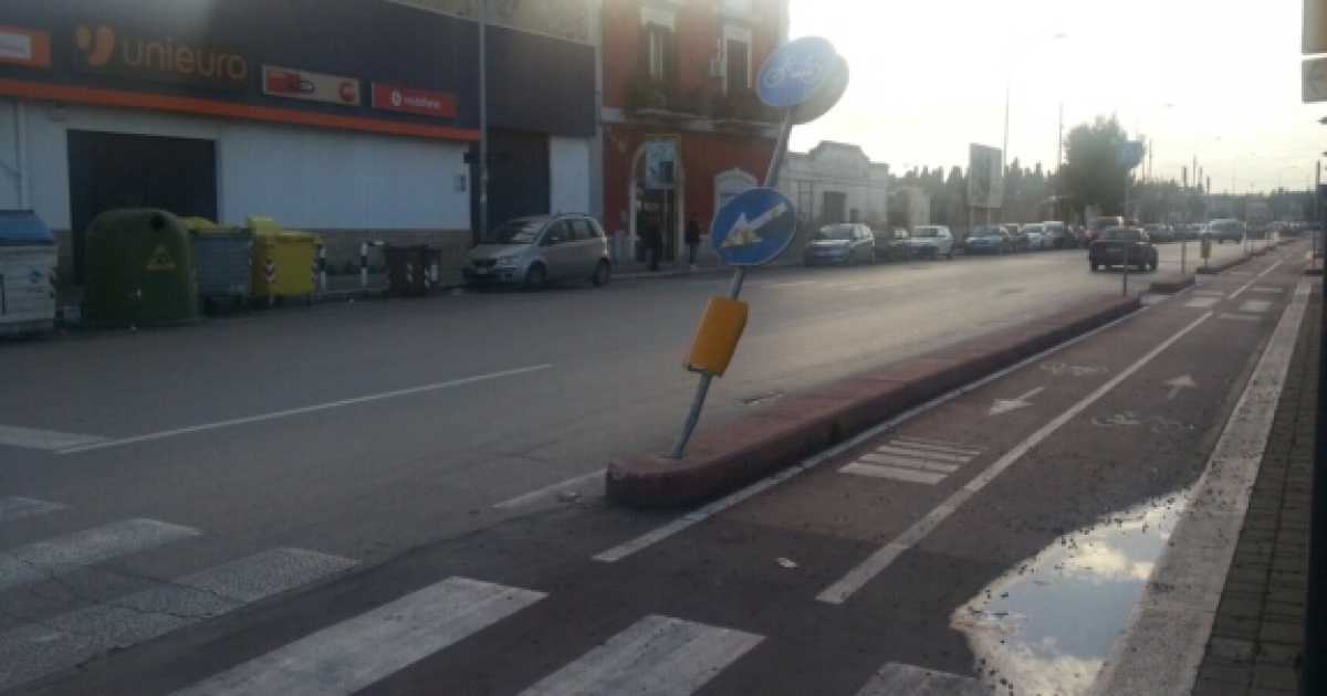 Corso Mazzini: disastro ciclopista. Strada ristretta, auto contro i segnali