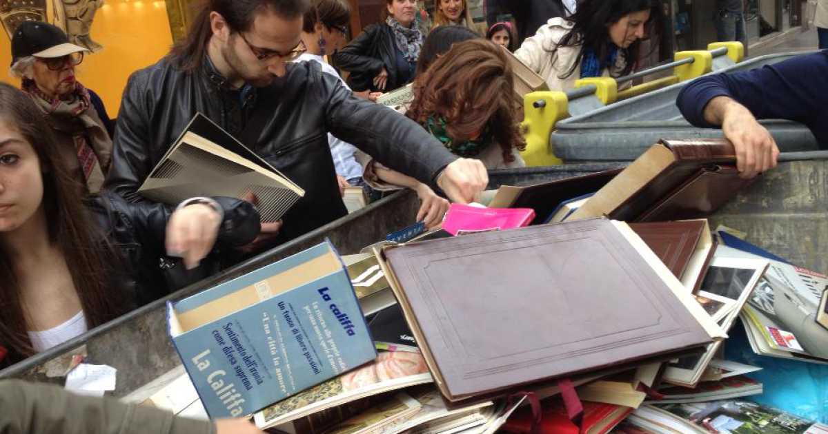 Muore e gli buttano i libri: assalto ai cassonetti di via Melo