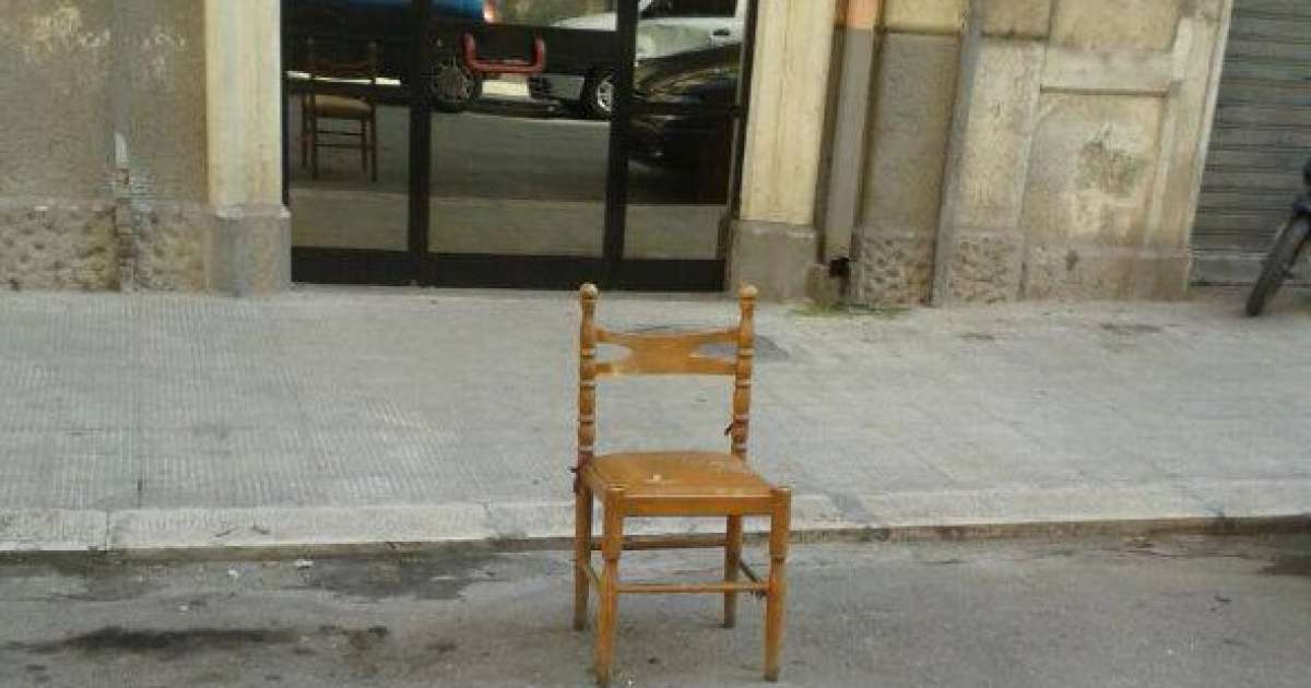 Sedie, carrelli e cassette: cos� a Bari si tutela il ''proprio'' posto auto