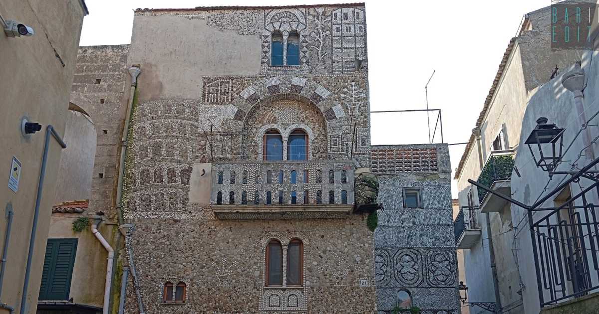 A Irsina c'� la "Casa di conchiglie", decorata da un solo uomo con 50mila gusci di molluschi