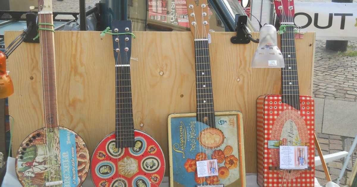Chitarre e bassi fatti con scatole di biscotti: l'arte di Roberto Matteacci